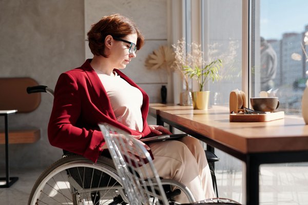 Personne en méditation calme dans un intérieur paisible